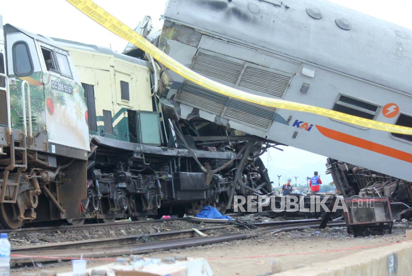 Tabrakan kereta api KA Turangga jurusan Surabaya-Bandung dengan KA commuter line jurusan Padalarang-Cicalengka. Dua jenazah sudah dievakuasi di RSUD Cicalengka, dua lainnya masih terjebak di kereta.