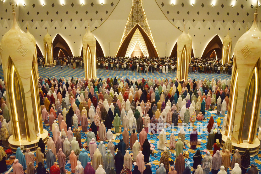 Masyarakat mengikuti shalat tarawih pertama Ramadhan 1445 H di Masjid Raya Jawa Barat Al Jabbar, Kota Bandung