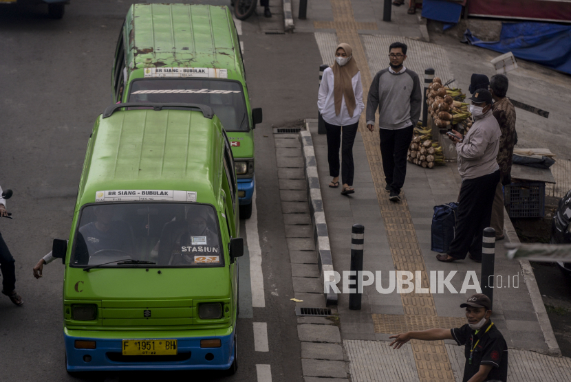 Angkutan Kota (Angkot) menunggu penumpang di kawasan Baranangsiang, Kota Bogor, Jawa Barat. Pemkot Bogor akan membekukan izin dari ribuan angkot yang melakukan pelanggaran.