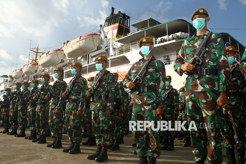 Sejumlah prajurit Komponen Cadangan (Komcad) Kodam XII/Tanjungpura mengikuti upacara pemberangkatan latihan pembulatan di Pelabuhan Dwikora, Pontianak, Kalimantan Barat, Senin (20/9/2021). Sebanyak 499 prajurit Komcad dari Kodam XII/Tanjungpura yang telah menjalani Latihan Dasar Militer (Latsarmil) selama tiga bulan di Mako Dodik Bela Negara Rindam XII/Tanjungpura tersebut diberangkatkan dengan menggunakan KM Kelimutu untuk menjalani latihan pembulatan di Pusdiklatpassus Kopassus Batujajar di Bandung, Jawa Barat. 