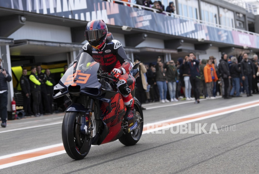 Pembalap MotoGP asal Spanyol Marc Marquez menunggangi motor Ducati saat tes pascamusim di arena pacuan kuda Ricardo Tormo di Valencia, Spanyol, Selasa (28/11/2023).