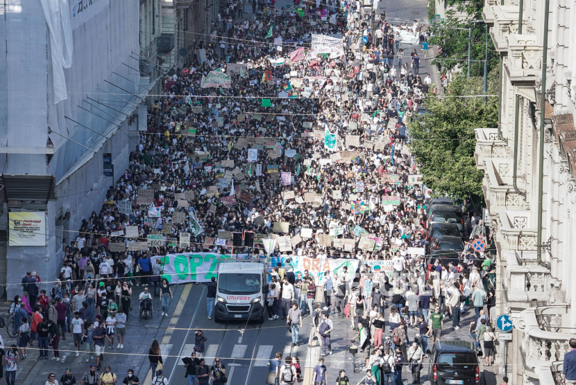  Para pengunjuk rasa mengambil bagian dalam protes Perubahan Iklim global Fridays for Future di Turin, Italia, 24 September 2021.