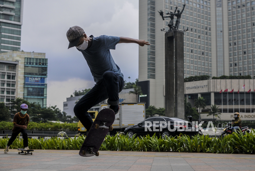 Warga bermain skateboard di trotoar jalan Sudirman-Thamrin, Jakarta, Jumat (5/3). Gubernur DKI Jakarta Anies Baswedan mengizinkan trotoar untuk digunakan sebagai lahan bermain skateboard dengan beberapa kesepakatan, usai bertemu salah satu skateboarder Jakarta. Republika/Putra M. Akbar