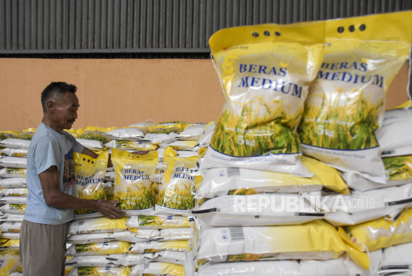 Pekerja menata beras di Gudang Baru Bulog Cisaranten Kidul, Gedebage, Kota Bandung, Senin (30/1/2023). Direktur Utama Perum Bulog Budi Waseso menuturkan, pihaknya telah memulai operasi pasar beras melalui gerai retail modern dengan harga Rp 9.450 per kg.