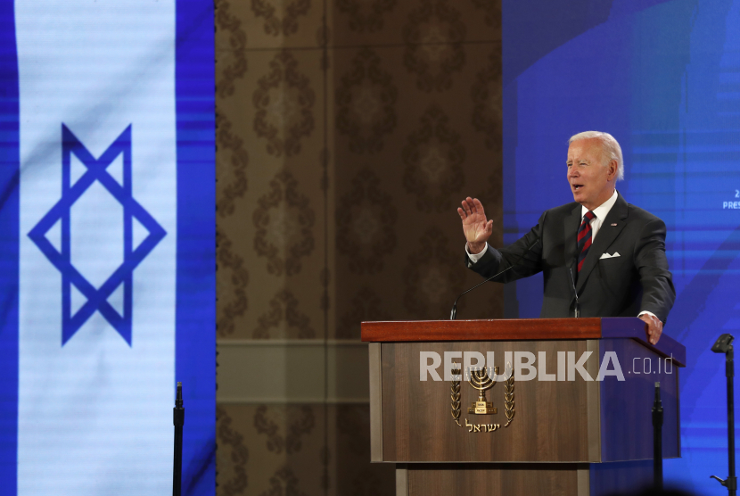 Presiden AS Joe Biden, selama konferensi pers dengan Perdana Menteri Israel Yair Lapid (tidak terlihat), di Waldorf Astoria Hotel di Yerusalem, Israel, 14 Juli 2022. Presiden AS tiba di Israel untuk kunjungan resmi, memulai perjalanan ke Timur Tengah dari 13-16 Juli.