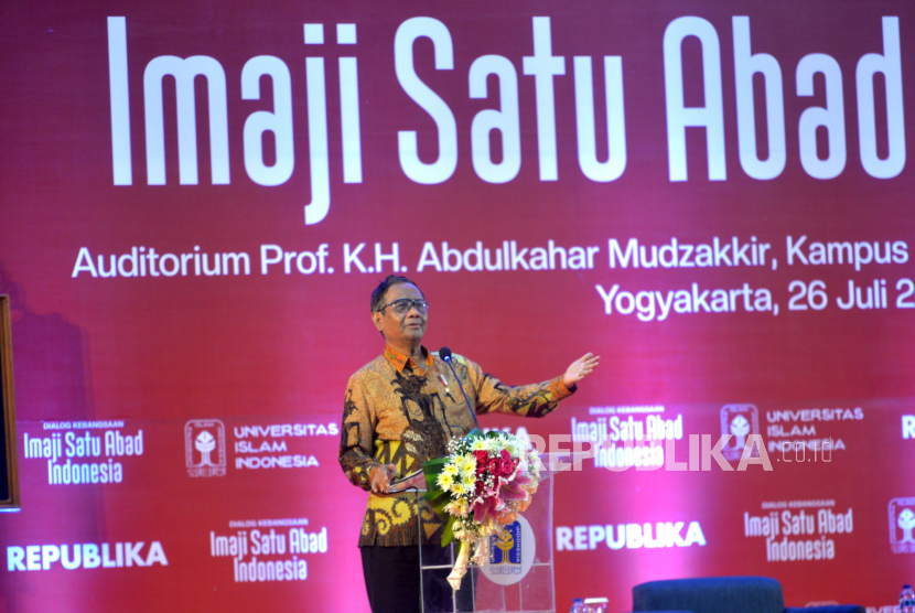 Mahfud MD Singgung Akhlak ASN, Surga, dan Neraka. Foto:   Menkopolhukam Mahfud MD memberikan paparan kunci saat dialog kebangsaan di Auditorium Abdulkahar Mudzakkir Universitas Islam Indonesia, Yogyakarta, Selasa (26/7/2022). Dalam dialog kebangsaan ini membahas tema imaji satu abad Indonesia. Membicarakan bagaimana proyeksi Indonesia dalam satu abad mendatang dengan tantangan dan keuntungan yang dimiliki.