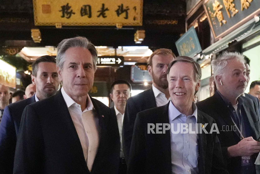   Menteri Luar Negeri Antony Blinken dan Duta Besar AS untuk Tiongkok Nicholas Burns berjalan melalui Taman Yu di Shanghai, China, Rabu, (24/4/2024).