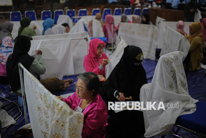 Peserta mengikuti pelatihan membatik di Gedung Pusat Pelatihan Seni Budaya (PPSB) M Mashabi, Tanah Abang, Jakarta Pusat, Senin (21/7/2025). Ini keterkaitan program CSR dan media.
