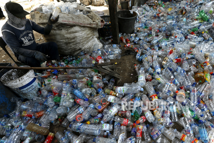 Pekerja memilah dan membersihkan sampah plastik di tempat penampungan sampah (ilustrasi)