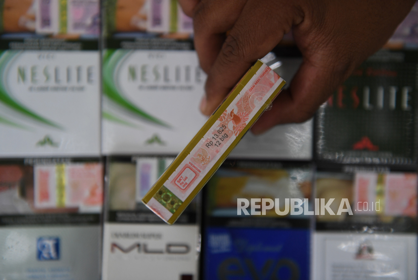 Pedagang menunjukkan cukai rokok yang di jual di Jakarta, Sabtu (5/11/2022). Pemerintah memutuskan untuk menaikkan tarif cukai hasil tembakau (CHT) untuk rokok sebesar 10 persen pada tahun 2023 dan 2024 yang bertujuan untuk mengendalikan konsumsi maupun produksi rokok. 