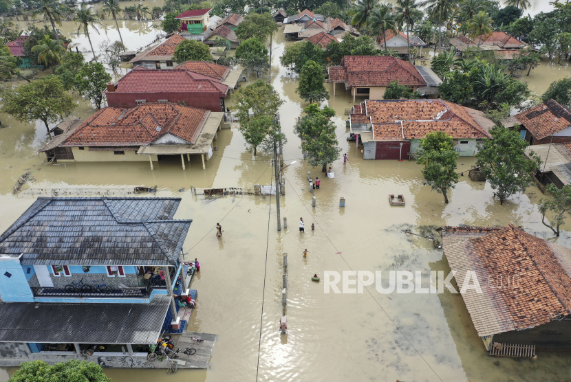 Foto udara suasana pemukiman warga yang masih terendam banjir, di Karangligar, Telukjambe Barat, Karawang, Jawa Barat, Kamis (25/2/2021)