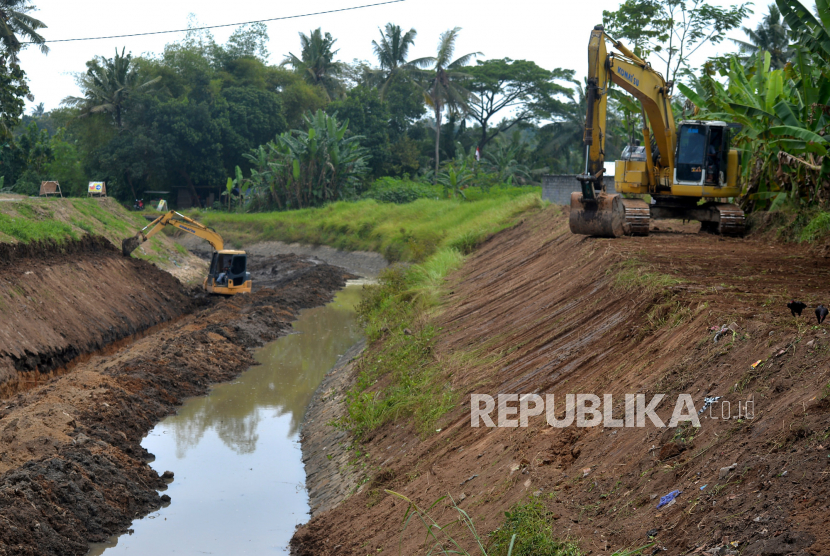 Pengerjaan proyek revitalisasi Selokan Mataram di Sleman, Yogyakarta, Jumat (19/8/2022). Balai Besar Wilayah Sungai Serayu-Opak (BBWSSO) berupaya mengembalikan fungsi Selokan Mataram sebagai saluran irigasi. Untuk itu, jalur irigasi sepanjang kurang lebih 30 kilometer tersebut direvitalisasi. Alokasi anggaran yang digunakan untuk merevitalisasi saluran cagar budaya ini sebesar Rp 174 miliar.