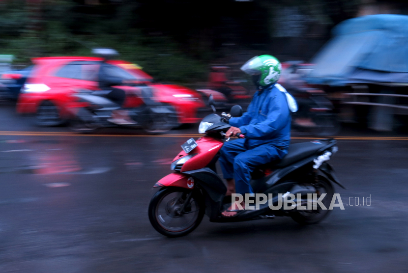 Pengendara sepeda motor memakai mantel saat hujan dan angin kencang di Jalan Raya Talang, Kota Bogor, Jawa Barat (ilustrasi) 