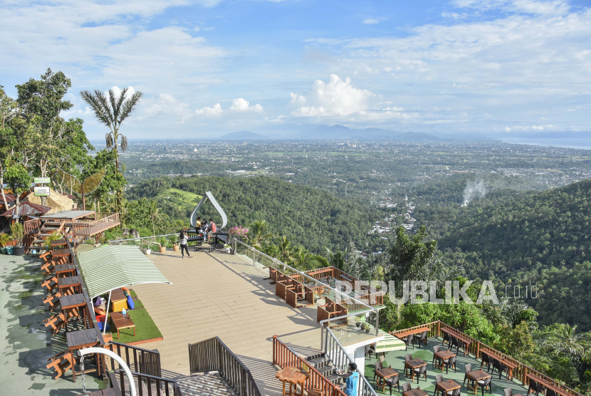 Sejumlah pengunjung berada di destinasi wisata Taman Langit di Desa Lembah Sari, Kecamatan Batulayar, Lombok Barat, NTB, Selasa (30/3/2021). Kementerian Pariwisata dan Ekonomi Kreatif menerapkan enam langkah strategis guna mempercepat pemulihan sektor pariwisata dan ekonomi kreatif yang terdampak pandemi COVID-19 diantaranya program stimulus hibah pariwisata, penerapan koridor bebas COVID-19 atau 