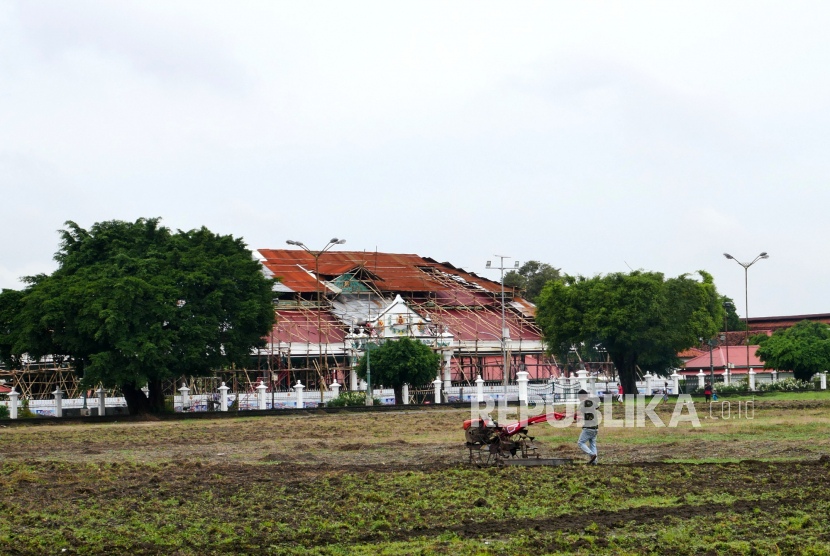 Pekerja membajak tanah dengan traktor di Alun-alun Utara Keraton Yogyakarta, Selasa (23/11). Pembajakan tanah alun-alun ini untuk menghilangkan dan membersihkan rumput liar yang tumbuh.