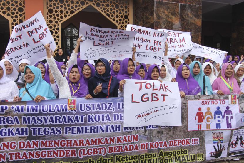 ILUSTRASI Sejumlah warga melakukan aksi penolakan keberadaan LGBT di depan Masjid Al Ishlah, Depok, Jawa Barat.