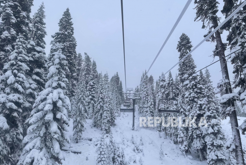 Dalam foto yang disediakan oleh Resor Ski Northstar ini, salju segar mengelilingi lift ski di Truckee, California, pada Senin, 13 Desember 2021. Badai musim dingin besar yang melanda California Utara diperkirakan akan meningkat dan membawa sakit kepala perjalanan dan ancaman banjir lokal setelah musim gugur yang tidak normal di Barat AS. 