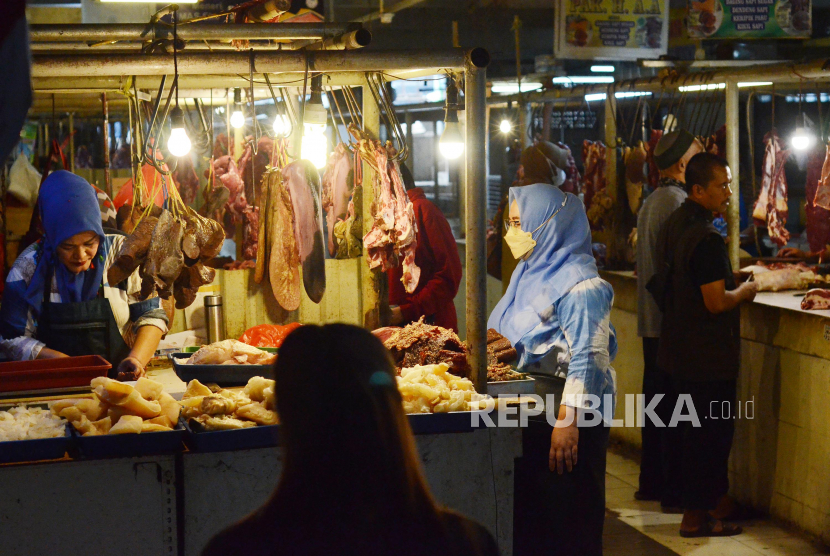 Pasar Kosambi Kota Bandung, ramai pengunjung, Jumat (1/4). Jelang Ramadhan, warga memadati pasar untuk membeli kebutuhan pokok. Meski sejumlah komoditas mengalami kenaikan harga seperti daging sapi dari Rp130.000 menjadi Rp160.000 per kilogram, namun stok dan harga Kebutuhan pokok jelang Ramadhan di Kota Bandung aman.