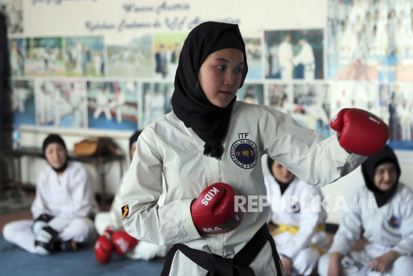 PBB Minta Partisipasi Perempuan dalam Perdamaian Afghanistan. Gadis-gadis Afghanistan berlatih taekwondo saat sesi latihan di Kabul, Afghanistan, Senin, 1 Maret 2021.