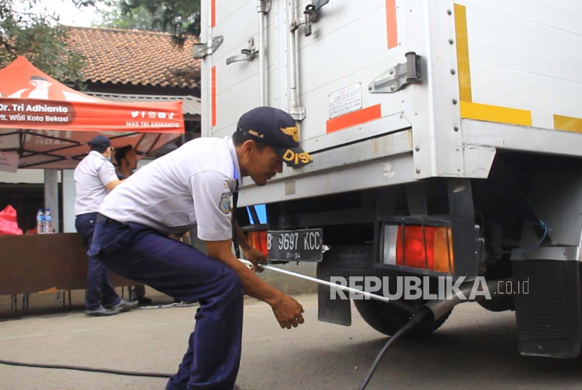 Petugas melaksanakan kegiatan uji emisi kendaraan angkutan (ilustrasi) 