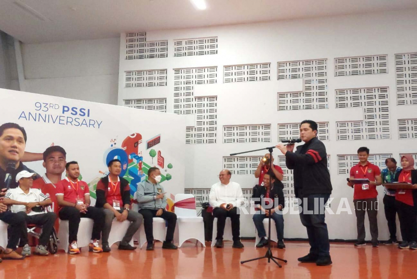 Sambutan Ketua Umum PSSI Erick Thohir dalam memperingati 93 tahun PSSI di Stadion Utama Gelora Bung Karno (SUGBK), Jakarta, Jumat (14/4/2023). 