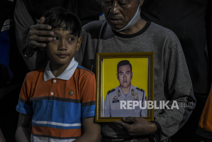 Keluarga jenazah almarhum Aiptu Anumerta Sofyan, personel Polsek Astanaanyar, korban bom bunuh diri mengikuti prosesi pemakaman di Jalan Sukahaji, Kecamatan Sukasari, Kota Bandung, Rabu (7/12/2022). 
