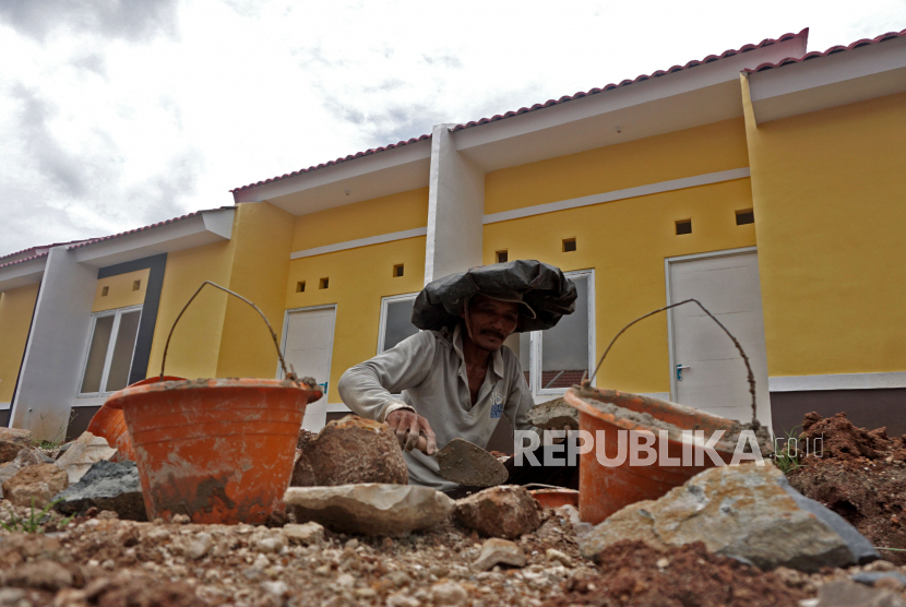 Pekerja menyelesaikan pembangunan rumah bersubsidi di Kawasan Ciseeng, Kabupaten Bogor, Jawa Barat, Selasa (7/2/2023). 