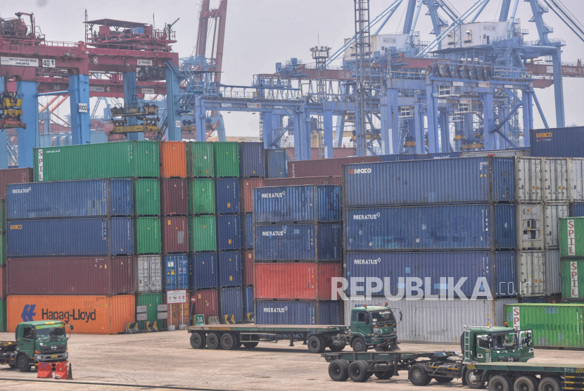 Aktivitas bongkar muat peti kemas di pelabuhan Tanjung Priok, Jakarta, Kamis (26/9/2024). Kementerian Perdagangan menargetkan ekspor dari produk pelaku UMKM sebesar 18,84 miliar dolar AS.