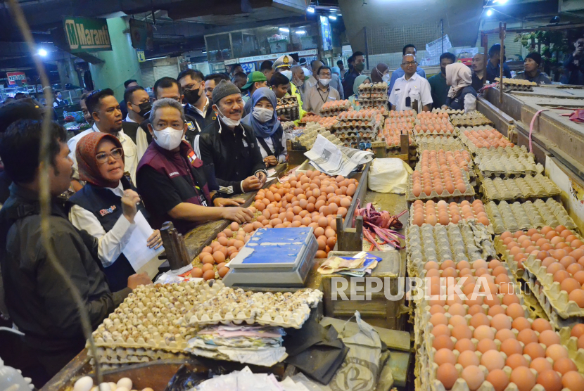 Wali Kota Bandung Yana Mulyana bersama Kepala Dinas Perdagangan dan Perindustrian Kota Bandung Elly Wasliah berbincang dengan pedagang telur saat monitoring harga bahan pokok di Pasar Baru, Rabu (15/3/2023). 