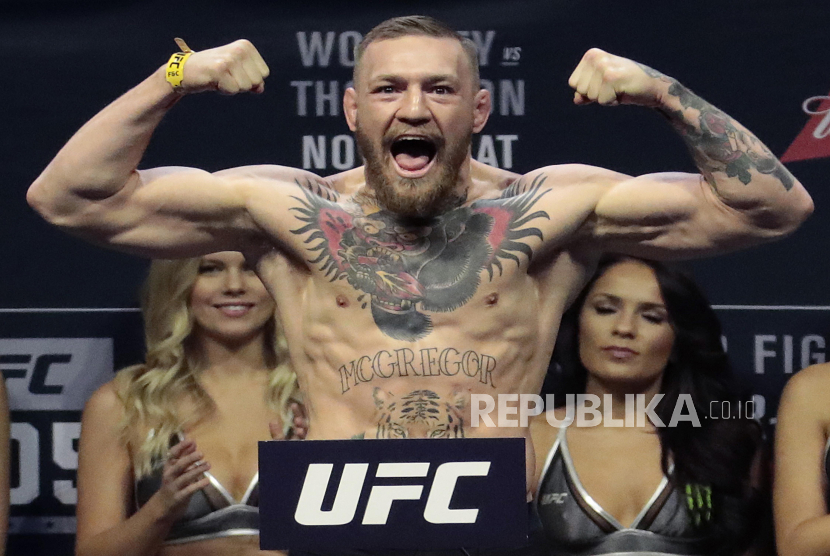 Pada foto Jumat, 11 November 2016, Conor McGregor berdiri di atas timbangan selama acara penimbangan untuk pertarungannya melawan Eddie Alvarez dalam seni bela diri campuran UFC 205 di Madison Square Garden di New York. Seni Bela Diri Campuran kembali ke New York City dengan UFC 268 pada Sabtu, 6 November 2021.