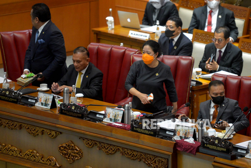 Ketua DPR Puan Maharani (kedua kanan) bersama Wakil Ketua DPR Sufmi Dasco Ahmad (kanan), Rahmad Gobel (kiri) dan Lodewijk F Paulus (kedua kiri) usai mengikuti Rapat Paripurna DPR RI ke-6 Masa Persidangan I Tahun Sidang 2022-2023 di Kompleks Parlemen, Jakarta, Selasa (27/9/2022). Dalam rapat Paripurna tersebut DPR mengesahkan Ahmadi Noor Supit sebagai Anggota Badan Pemeriksa Keuangan (BPK) periode 2022-2027 atas hasil uji kepatutan (fit and proper test) Komisi XI. Prayogi/Republika