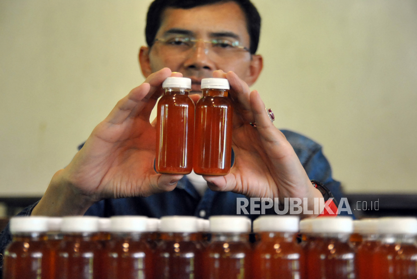 Peneliti Hadi Pranoto menunjukkan ramuan herbal untuk antibodi Covid-19,  di Kota Bogor, Jawa Barat. Hadi Pranoto populer setelah tampil di video YouTube musisi Anji yang membahas tentang obat Covid-19 yang diklaim manjur.