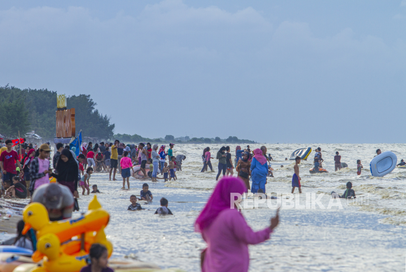 Wisatawan memadati Pantai Tanjung Pakis, Pakisjaya, Karawang, Jawa Barat, Senin (1/6/2020).  Jumlah orang terkonfirmasi positif Covid-19 di Kabupaten Karawang, Jawa Barat, yang menjalani observasi di rumah sakit tersisa 14 orang. 