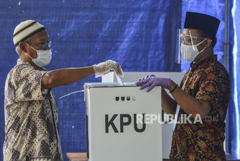 Warga dengan sarung tangan plastik sekali pakai di tangannya memasukan surat suara ke dalam kotak suara di TPS 02, Desa Pananjung, Kabupaten Pangandaran, Jawa Barat, Rabu (9/12/2020). Badan Pengawas Pemilihan Umum (Bawaslu) meminta jajarannya mengawasi pembuangan alat pelindung diri (APD) yang digunakan Kelompok Penyelenggara Pemungutan Suara (KPPS) dalam pelaksanaan pemungutan suara di tengah pandemi COVID-19 yang digelar serentak di 298.939 TPS dan 270 daerah. 