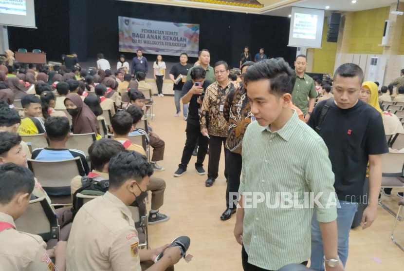 Wali Kota Solo Gibran Rakabuming Raka menghadiri pembagian sepatu dari jenama lokal Aerostreet di SMKN 8 Solo, Jawa Tengah, Jumat (26/4/2024). 