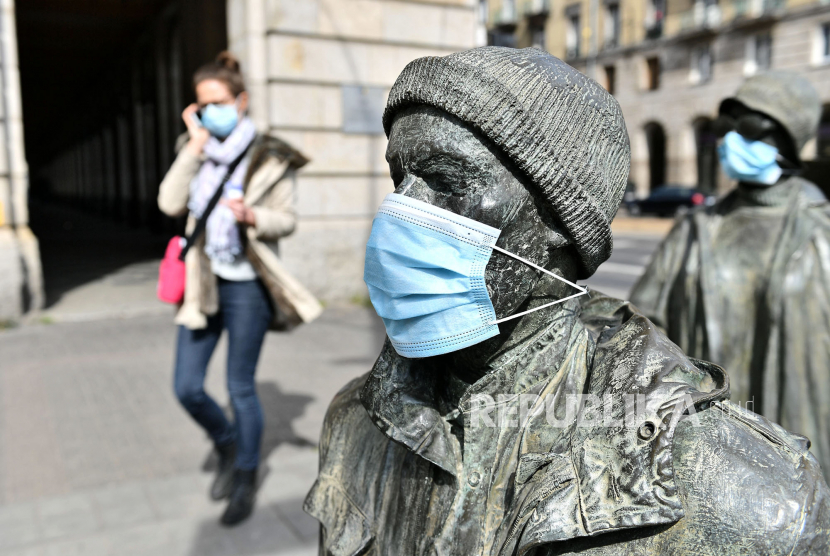 Masker dipasang di patung Monument to Anonymous Passerby, Wroclaw, Polandia, Rabu (15/4). Jumlah orang yang dinyatakan positif virus Covid-19 atau corona di Polandia telah melebihi 10 ribu kasus, pada Rabu (22/4). Adapun jumlah kematian akibat virus tersebut sebanyak 404 jiwa.