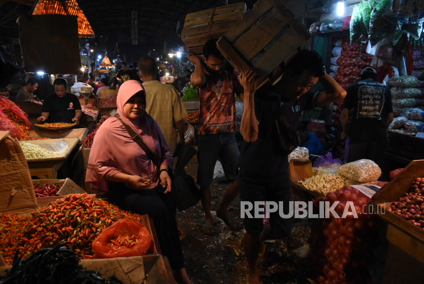 Pedagang dan juru angkut beraktivitas tanpa menggunakan masker di Pasar Induk Kramat Jati, Jakarta.