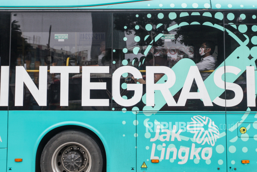Penumpang menaiki Bus Listrik Transjakarta di Terminal Blok M, Kebayoran Baru, Jakarta Selatan, Rabu (22/11/2023) (ilustrasi).