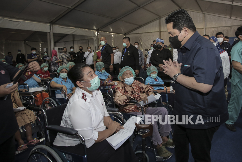 Menteri BUMN Erick Thohir (kanan) saat meninjau pelaksanaan Sentra Vaksinasi Bersama BUMN di Eldorado Convention Hall, Bandung, Jawa Barat, Kamis (8/4/2021). Sentra Vaksinasi tersebut menargetkan sebanyak 5.000 orang penerima vaksin dalam satu hari dan akan digelar selama dua bulan ke depan. 