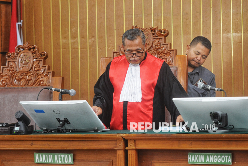 Hakim Tunggal Djuyamto usai memimpin sidang perdana praperadilan Sekretaris Jenderal PDIP Hasto Kristiyanto di Pengadilan Negeri Jakarta Selatan, Jakarta, Selasa (21/1/2025). Sidang perdana gugatan praperadilan Hasto Kristiyanto itu ditunda karena pihak Komisi Pemberantasan Korupsi (KPK) selaku termohon tak hadir di persidangan. Sidang praperadilan tersebut akan kembali digelar pada 5 Februari 2025.