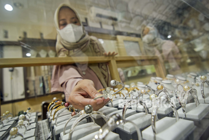 Pedagang mutiara menunjukkan produk perhiasan berbahan emas dan mutiara Lombok di galeri Ana Pearl di Kecamatan Sekarbela, Mataram, NTB, Jumat (29/10). Harga emas melonjak pada akhir perdagangan Rabu (17/11), karena kekhawatiran inflasi mendorong investor memburu logam safe-haven. 