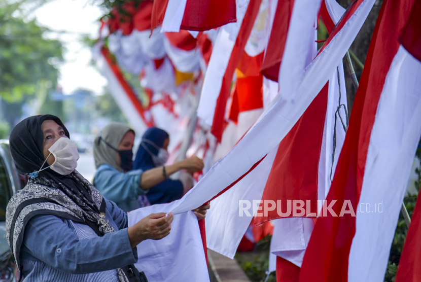 Calon pembeli memilih hiasan bernuansa bendera Merah Putih yang dijual di kawasan Taman Makam Pahlawan, Kota Medan, Sumatera Utara, Rabu (11/8/2021). Sejumlah pedagang di kawasan tersebut mengatakan penjualan bendera Merah Putih beserta hiasannya menjelang HUT Kemerdekaan ke-76 RI sepi pembeli dan mengalami penurunan omzet sekitar 50 persen akibat pandemi COVID-19. 