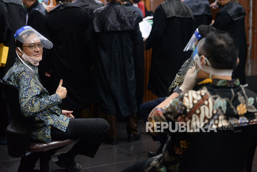 Terdakwa kasus dugaan korupsi Jiwasraya Beny Tjokrosaputro bersiap menjalani sidang di Pengadilan Tipikor, Jakarta, 