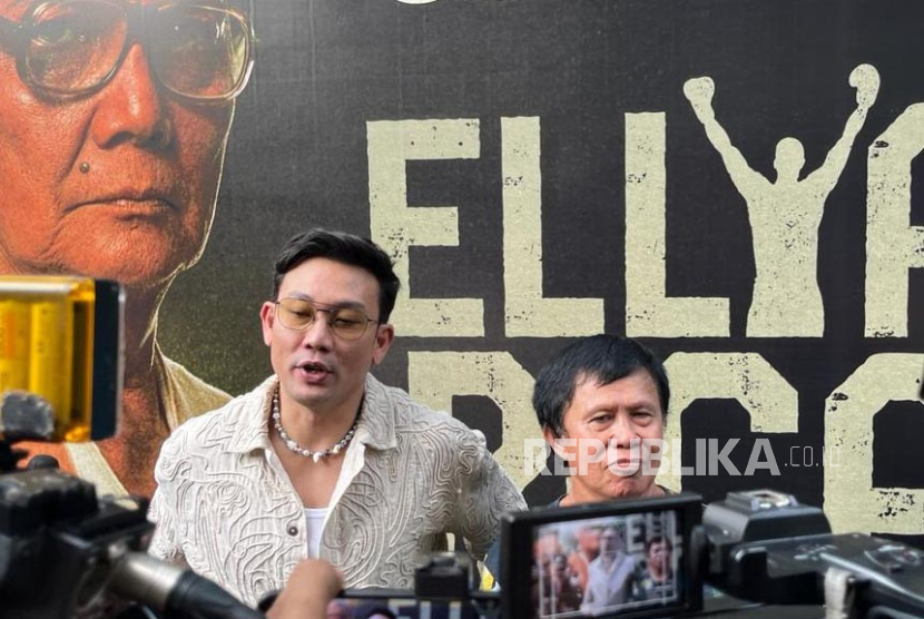 Aktor Denny Sumargo (Densu) dan mantan petinju Ellyas Pical dalam jumpa pers series Ellyas Pical di Kantor Falcon Pictures, Jakarta Selatan, Selasa (12/3/2024). 