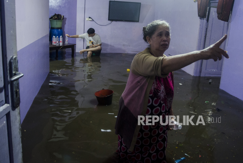 Warga beraktivitas di dalam rumahnya yang terendam banjir akibat luapan Sungai Citepus di Bandung, Jawa Barat, Kamis (2/12/2020). Sejumlah kawasan permukiman di Kota Bandung terendam banjir luapan sungai akibat intensitas curah hujan yang tinggi serta buruknya drainase. ANTARA FOTO/Novrian Arbi/aww.