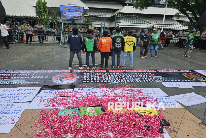 Ratusan mitra pengemudi dan pengojek daring dari berbagai aplikasi menggelar unjuk rasa di depan Kantor Gubernur dan Gedung DPRD Jawa Tengah (Jateng) di Jalan Pahlawan, Kota Semarang, Selasa (20/5/2025).