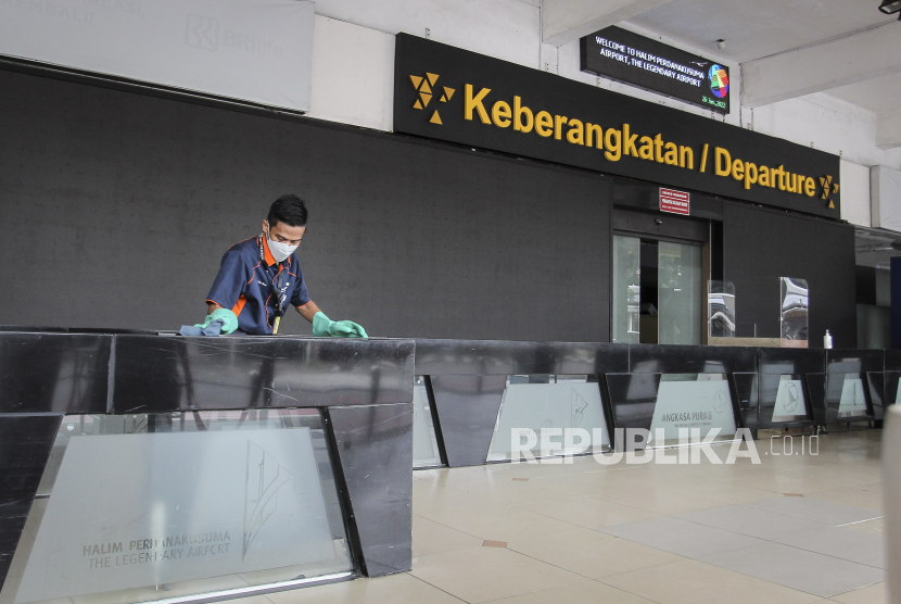 Petugas membersihkan lantai Bandara Halim Perdanakusuma di Jakarta. Bandara Halim Perdanakusuma ditargetkan akan segera melayani penerbangan komersial. Bandara tersebut saat ini masih ditutup sementara karena dilakukan revitalisasi untuk peningkatan layanan.