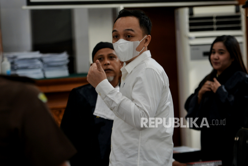 Terdakwa Ricky Rizal usai menjalani sidang tuntutan di Pengadilan Negeri Jakarta Selatan, (16/1/2023). Jaksa penuntut umum (JPU) menuntut  terdakwa Ricky Rizal penjara delapan tahun karena dinilai terbukti secara sah dan meyakinkan bersalah melakukan pembunuhan berencana terhadap Brigadir Nofriansyah Yosua Hutabarat atau Brigadir J.