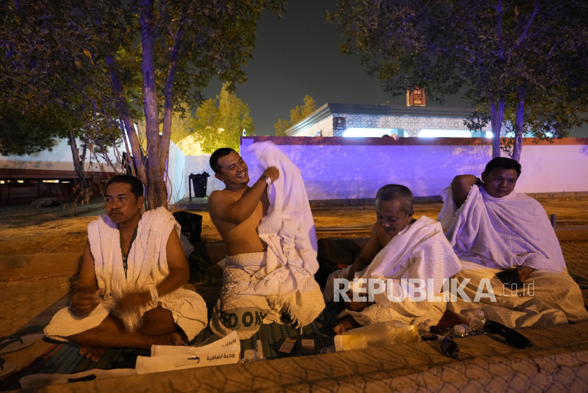 Jamaah haji beristirahat di tenda kemah Mina saat menunaikan ibadah haji, dekat kota suci Mekah, Arab Saudi, Jumat, 14 Juni 2024. 