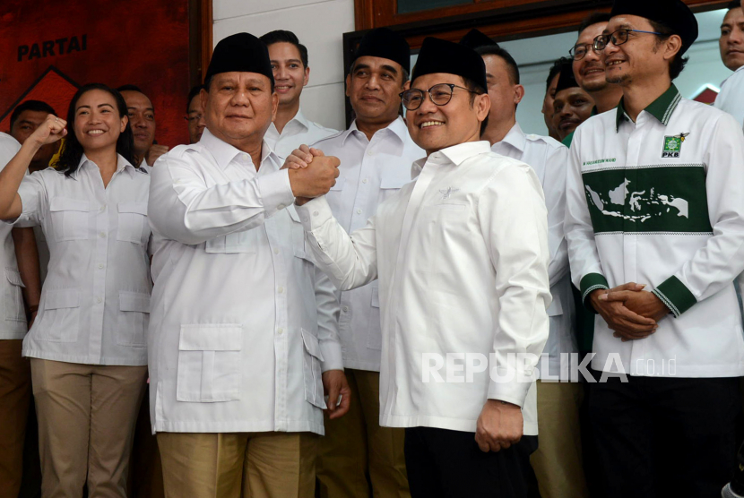 Ketua Umum Partai Gerindra Prabowo Subianto berjabat tangan dengan Ketua Umum Partai Kebangkitan Bangsa (PKB) Abdul Muhaimin Iskandar. Prabowo dan Muhaimin memperhitungkan momentum untuk pengumuman capres-cawapres.
